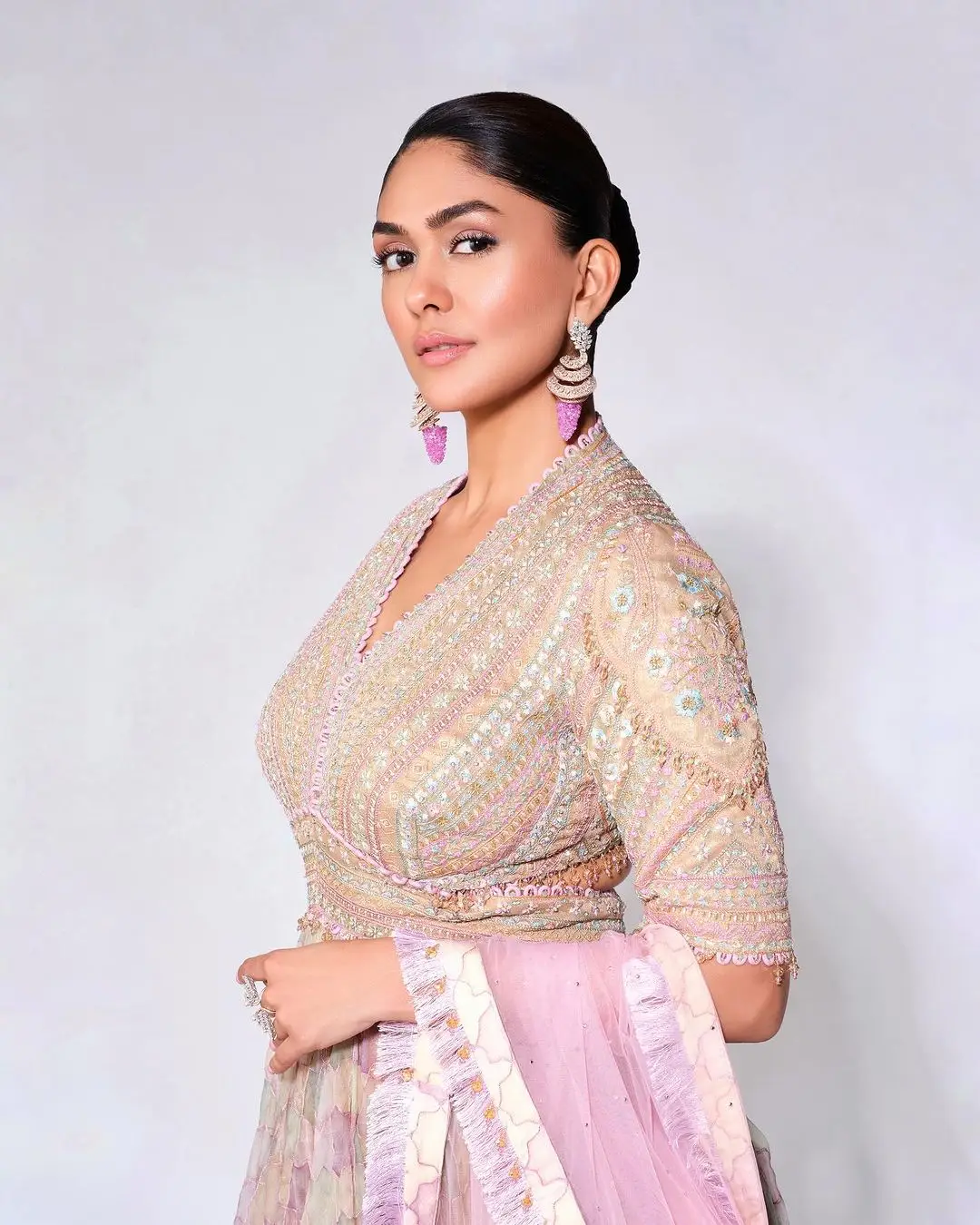 MRUNAL THAKUR IN LONG PINK GOWN 3